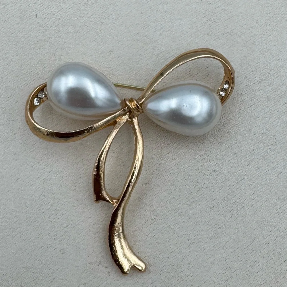 Ecarla Gold Tone Bow Brooch Faux Pearl Teardrop Rhinestone Ribbon Pin VNTG INSPO